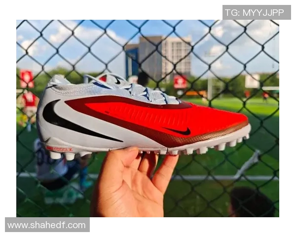 选择适合脚宽的足球鞋攻略助你提升场上表现与舒适度